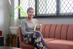 Diagnosis jangkitan papilomavirus manusia (HPV), Cik Mas Azura Abdul Rahman, menukar tanggapannya bahawa hanya wanita lebih berusia seperti arwah ibunya, Cik Patimah Ahmad (dalam foto berbingkai), boleh menghidap barah.