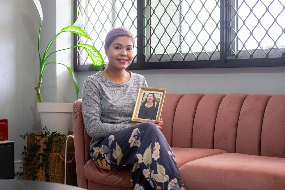 Diagnosis jangkitan papilomavirus manusia (HPV), Cik Mas Azura Abdul Rahman, menukar tanggapannya bahawa hanya wanita lebih berusia seperti arwah ibunya, Cik Patimah Ahmad (dalam foto berbingkai), boleh menghidap barah.