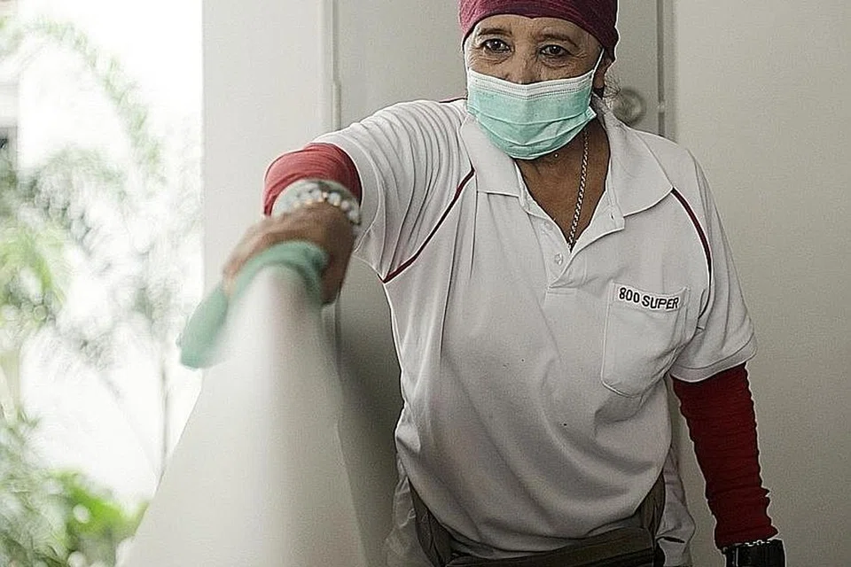 DEMI KEMASLAHATAN MASYARAKAT: Walaupun perlu bekerja berjam-jam, Cik Masnah Munkus (kiri) berkata beliau berasa ia adalah tanggungjawabnya untuk menjaga kemaslahatan penduduk di estet Canberra. - Foto BM oleh AZMI ATHNI