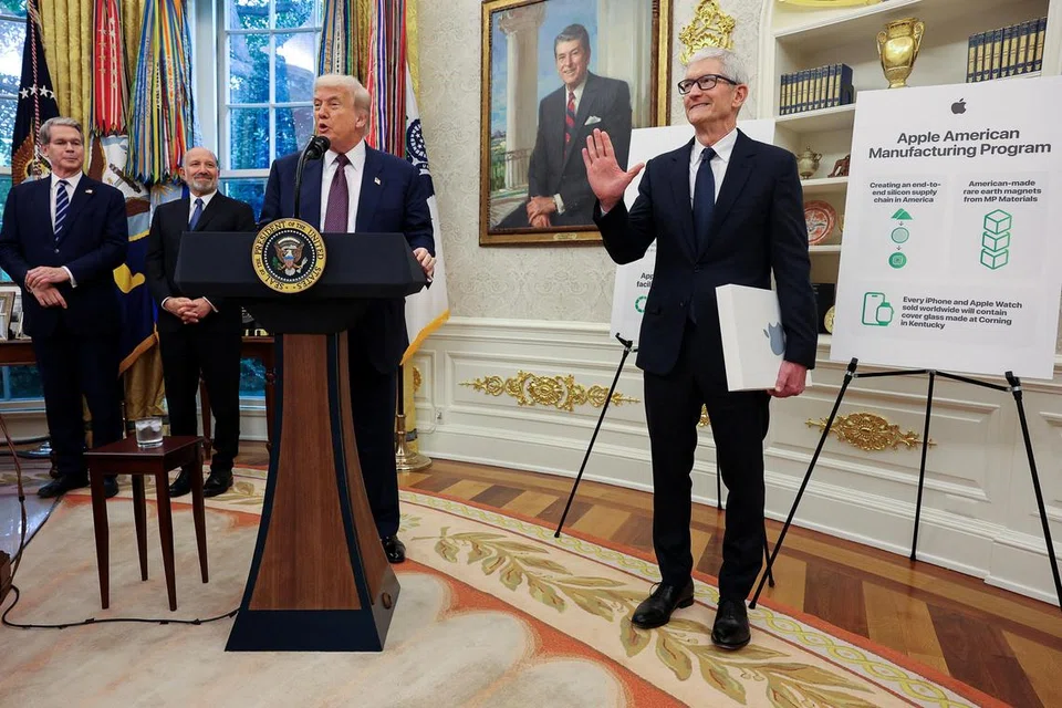 Presiden Amerika Syarikat, Encik Donald Trump, berucap sambil Ketua Pegawai Eksekutif Apple, Encik Tim Cook (kanan), memberi isyarat semasa mereka mengumumkan pelaburan Apple sebanyak AS$100 bilion dalam sektor pengilangan di Amerika. Pengumuman dibuat di Pejabat Oval di Rumah Putih, Washington D.C., Amerika Syarikat, pada 6 Ogos 2025.