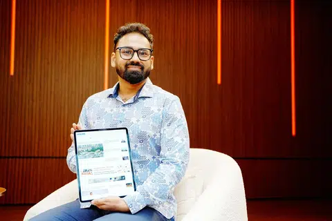 Encik Bhargav Sriganesh, yang sedang memegang peranti tablet dengan aplikasi Berita Harian (BH), turut mengamalkan tabiat membaca akhbar ini untuk membina kosa kata.