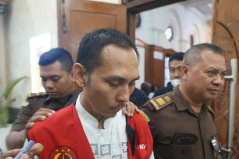 PENJARA 20 TAHUN: Tertuduh, Rochmad Bagus Apriyatna, seorang guru muzik, dijatuhi hukuman penjara 20 tahun kerana membunuh seorang mahasiswi jurusan undang-undang tahun ketiga. 