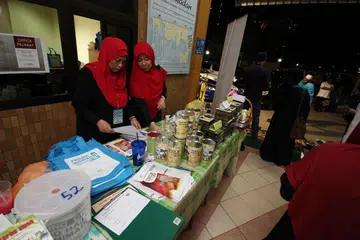 Sukarelawan kumpulan wanita Masjid Al-Muttaqin membantu kegiatan seperti menguruskan tin derma bagi keluarga berpendapatan rendah dan kurang bernasib baik. 