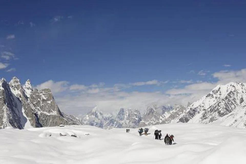 RISIKO BANJIR: Glasier Baltoro di banjaran gunung Karakoram di Pakistan. Hampir semua daripada 7,200 glasier di negara itu menunjukkan tanda-tanda sedang mencair dek peningkatan suhu. - Foto fail REUTERS