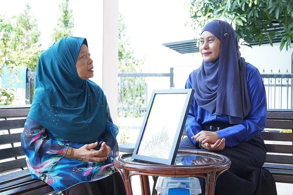 KONGSI CERITA: Normah berkongsi kenangannya sebagai pelakon dan penyanyi dengan wartawan, Penolong Kepada Editor Hanim Mohd Saleh (kanan).