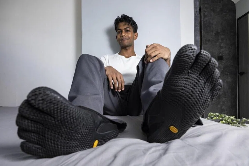 Encik Sheearam Karthigesan dengan kasut Vibram FiveFingers KSO EVO di rumahnya.