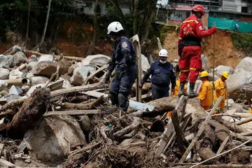 BENCANA ALAM: Kakitangan penyelamat berusaha mencari mangsa yang terperangkap dalam banjir lumpur di Mocoa, Colombia. - Foto REUTERS