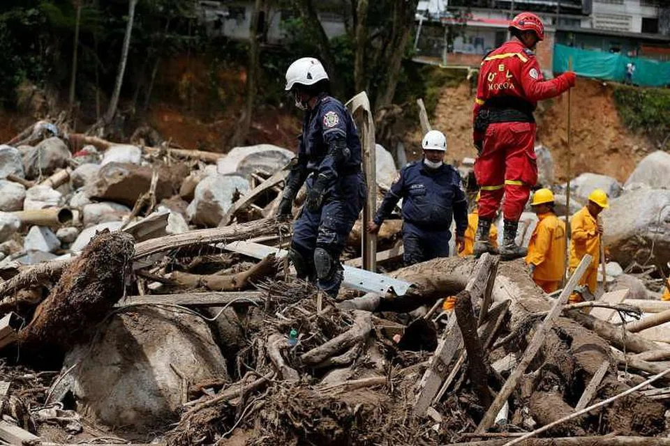 BENCANA ALAM: Kakitangan penyelamat berusaha mencari mangsa yang terperangkap dalam banjir lumpur di Mocoa, Colombia. - Foto REUTERS