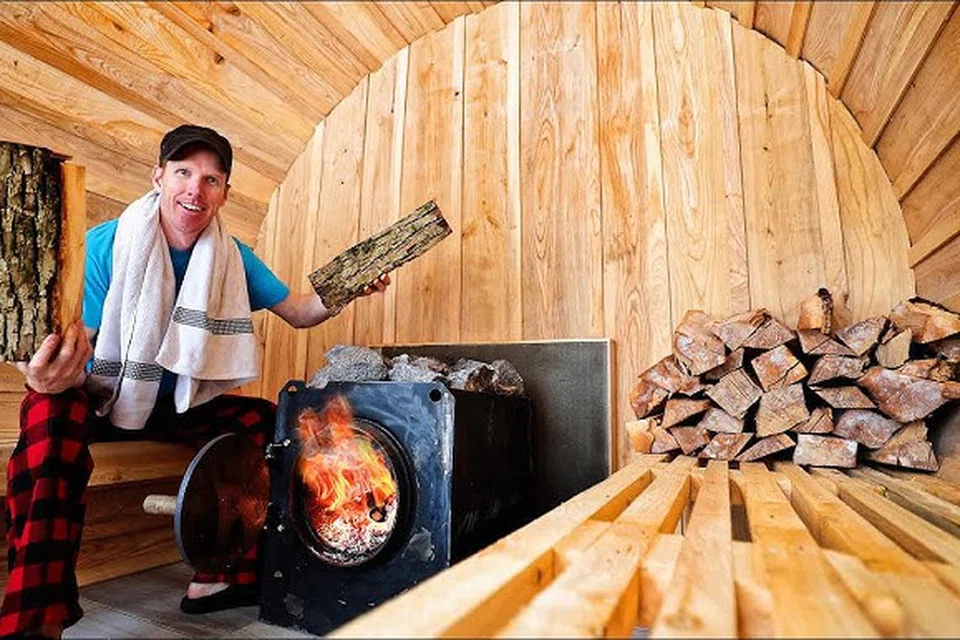 Encik Kevin Build, penyumbang kandungan YouTube di spa yang menggunakan kayu api sebagai bahan bakar.