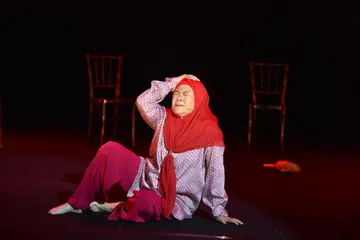 Pelakon dan penerbit terkenal, Fauziah Ahmad Daud, mengetengahkan isu semasa menerusi teater terbitannya yang berjudul, ‘Di Sebalik Topeng’, pada 19 dan 20 Oktober di Auditorium Dewan Bahasa Dan Pustaka, Menara DBP di Kuala Lumpur.