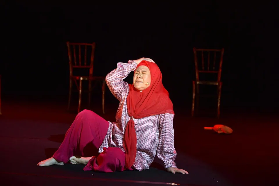 Pelakon dan penerbit terkenal, Fauziah Ahmad Daud, mengetengahkan isu semasa menerusi teater terbitannya yang berjudul, ‘Di Sebalik Topeng’, pada 19 dan 20 Oktober di Auditorium Dewan Bahasa Dan Pustaka, Menara DBP di Kuala Lumpur.