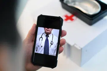 TELEPERUBATAN: Walaupun perkhidmatan teleperubatan percuma diberhentikan, pesakit Covid-19 boleh berunding dengan doktor secara peribadi atau memilih penyedia khidmat teleperubatan melalui laman web FluGoWhere.