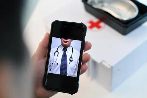 TELEPERUBATAN: Walaupun perkhidmatan teleperubatan percuma diberhentikan, pesakit Covid-19 boleh berunding dengan doktor secara peribadi atau memilih penyedia khidmat teleperubatan melalui laman web FluGoWhere.