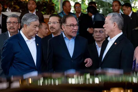 Perdana Menteri Malaysia, Datuk Seri Anwar Ibrahim (tengah), bersama Timbalan Perdana Menteri (TPM) I, Datuk Seri Dr Ahmad Zahid Hamidi (kiri), dan TPM II, Datuk Seri Fadillah Yusof (kanan), usai Majlis Perhimpunan Bulanan bersama Warga Jabatan Perdana Menteri di Putrajaya pada 5 Ogos.