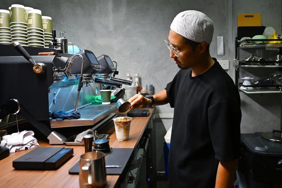 Encik Faiz mempelajari asas kopi dan membangunkan antara minuman laris dijual di Bumi Brew, ‘Spanish Latte’.