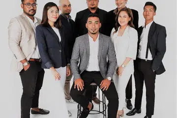 PERTINGKAT DIRI: Kini, Encik Syahiran (duduk) mahu fokus kepada mempertingkatkan diri dan merancang menyertai kursus bersama pasukannya supaya mereka boleh membina kepercayaan kukuh dengan pelanggan kini dan masa depan. - Foto MSR INTERIOR DESIGN PTE LTD