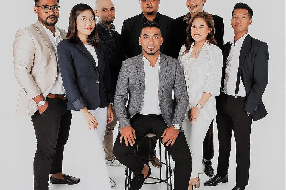 PERTINGKAT DIRI: Kini, Encik Syahiran (duduk) mahu fokus kepada mempertingkatkan diri dan merancang menyertai kursus bersama pasukannya supaya mereka boleh membina kepercayaan kukuh dengan pelanggan kini dan masa depan. - Foto MSR INTERIOR DESIGN PTE LTD