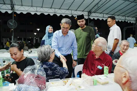 Pemangku Menteri Bertanggungjawab bagi Ehwal Masyarakat Islam, Profesor Madya Dr Muhammad Faishal Ibrahim (empat dari kiri) bersama Presiden Persatuan Muhammadiyah, Ustaz Muhammad Azri Azman (lima dari kiri) dan Ketua Pegawai Eksekutif (CEO) Muhammadiyah, Cik Roszanah Abdul Salim (tiga dari kiri) bersama warga emas dari Pusat Kesihatan dan Penjagaan Harian Muhammadiyah (MHCC) dan keluarga berpendapatan rendah dalam kawasan Eunos.