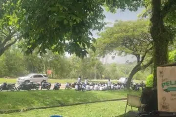 Sebahagian pelajar sebuah sekolah menengah dilihat menolak motosikal masing-masing selepas ditahan polis kerana membuat bising berhampiran sebuah bangunan kosong di Jalan Kemboja, Bukit Sentosa, pada 20 Februari. 