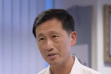 ENCIK ONG: Vaksinasi memberi harapan tetapi ia perlu bergerak seiringan langkah-langkah lain seperti pengujian. - Foto fail