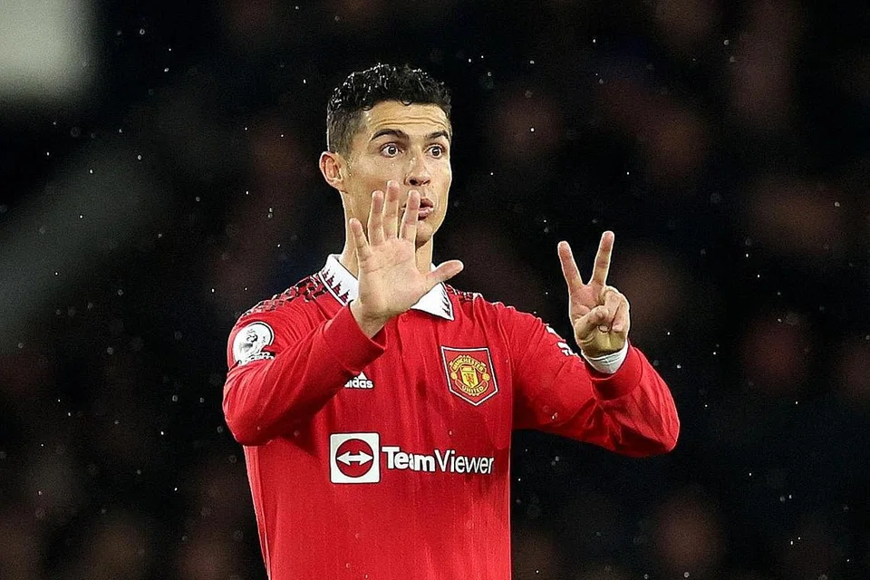REKOD CEMERLANG: Ronaldo meraikan gol kelabnya yang ke-700 ketika menentang Everton di Goodison Park kelmarin. - Foto REUTERS