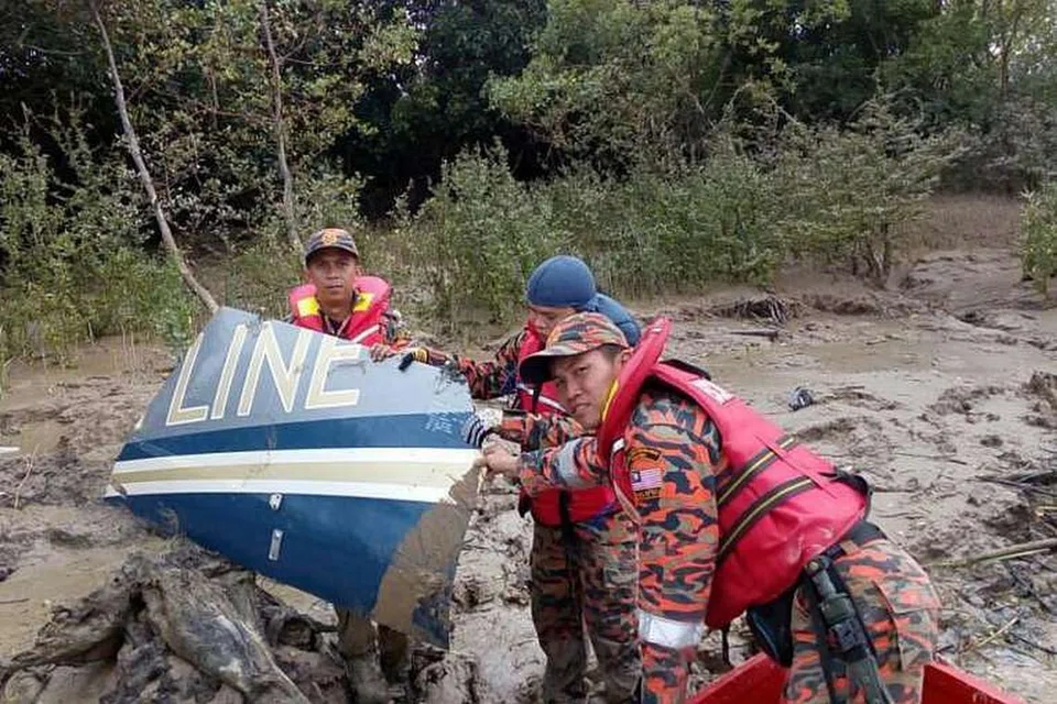 Operasi mencari dan menyelamat sedang dijalankan berhampiran sungai Batang Lupar, tempat serpihan dipercayai dari helikopter yang hilang itu ditemui. 