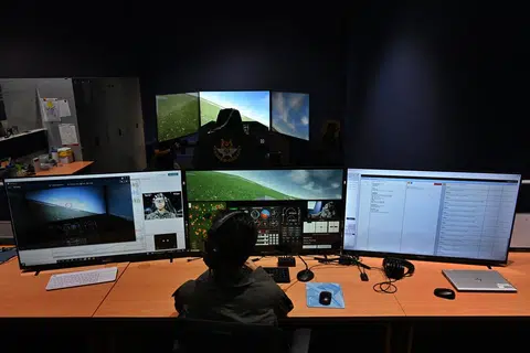 PANTAU PERBUATAN: Sistem simulasi Projek SOAR berupaya memantau segala perbuatan pelatih, termasuk apa yang sedang dilihat pelatih, butang yang dipicit dalam kokpit serta perubahan pada perkakas kapal terbang termasuk kelajuan dan ketinggian pesawat.