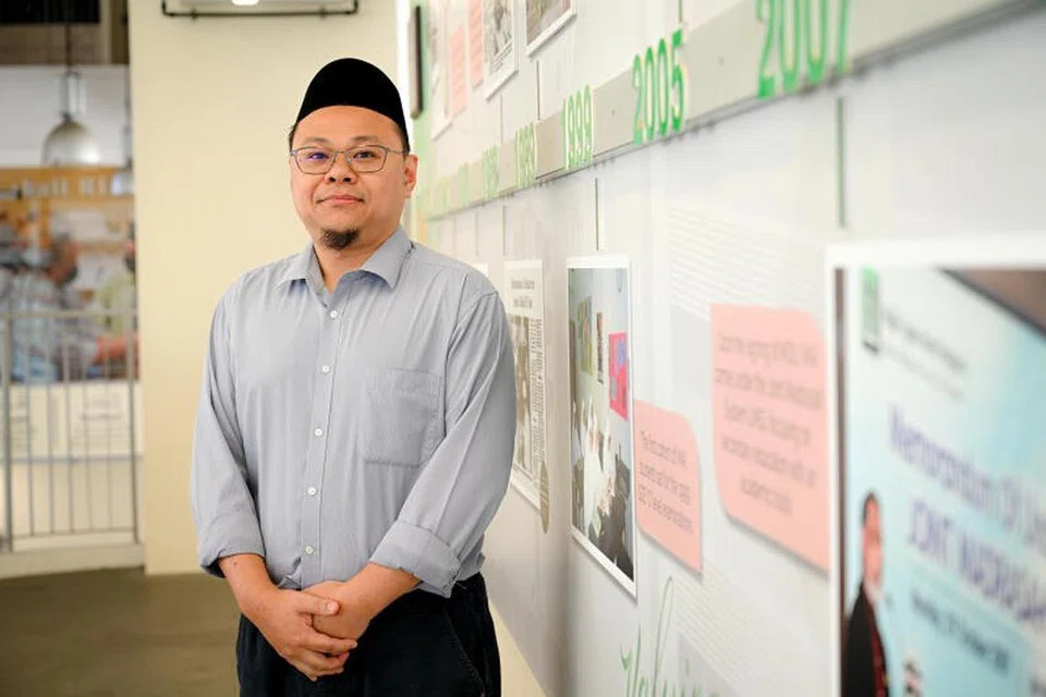 TINGKATKAN DIRI: Selain kursus kepimpinan di  Institut Pendidikan Nasional (NIE), Encik Abdul Ghani Mohd Isa juga mengambil kursus Sarjana Pendidikan dengan pengkhususan dalam bidang Penilaian Pendidikan untuk tingkatkan diri.