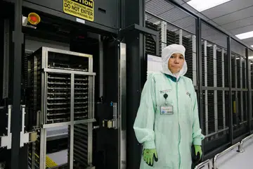 SEDIA TINGKAT KEUPAYAAN: Cik Esah bermula sebagai operator pengeluaran di Infineon pada usia 17 tahun dan gigih menjalani latihan bagi memastikan kemahirannya kekal relevan. - Foto BH oleh ALVIN HO