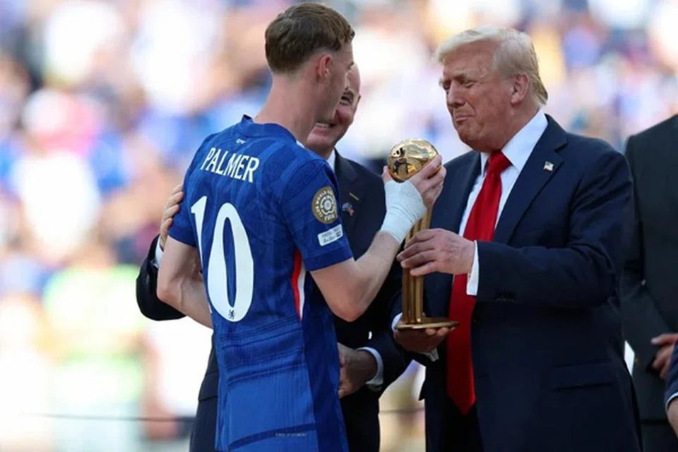 Presiden Amerika Syarikat, Encik Donald Trump (kanan), menyampaikan trofi juara Piala Dunia Kelab kepada pemain Chelsea, Cole Palmer (kiri). 