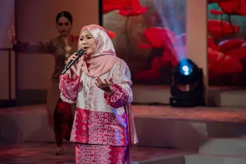 REZEKI BIDANG NYANYIAN: Suryana Norddin menganggap seni teater dan kemudian nyanyian yang diceburi membuka ruang untuknya kumpul ilmu dan pengalaman demi memperkasa kemahiran.