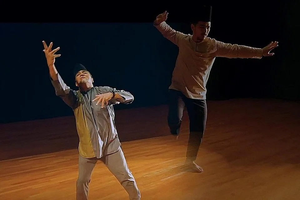 GABUNGAN LAMA DAN BARU: Osman Hamid (kiri) bergandingan dengan anaknya, Dinie, dalam tarian 'Dance With My Father' bagi siaran digital Festival; Warisan Singapura di Muzium Singapura.- Foto-foto NATIONAL MUSEUM SG YOUTUBE