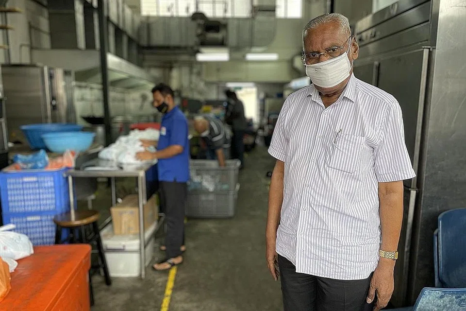 MASIH PANTAU: Pengasas dan pengerusi Har Yasin Restaurant Pte Ltd, Encik Hanifa Abdul Hamid (atas) terus memantau urusan syarikatnya dan memastikan makanan yang disediakan terus mengekalkan mutu yang baik. - Foto-foto HAR YASIN RESTAURANT PTE LTD.