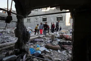 MUSNAH: Warga Palestin memeriksa tapak serangan Israel ke atas sebuah rumah, di tengah-tengah konflik berterusan antara Israel dan Hamas, di Rafah, di selatan Jaluran Gaza 29 Disember 2023.