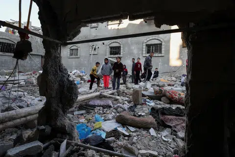 MUSNAH: Warga Palestin memeriksa tapak serangan Israel ke atas sebuah rumah, di tengah-tengah konflik berterusan antara Israel dan Hamas, di Rafah, di selatan Jaluran Gaza 29 Disember 2023.