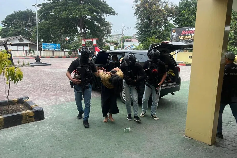 Anggota pasukan antipengganasan Indonesia, Densus 88, menggiring seorang suspek yang ditahan ke sebuah bangunan untuk siasatan lanjut. Operasi terbaru itu mencerminkan usaha berterusan pemerintah Indonesia membendung kegiatan kumpulan militan yang semakin mengubah taktik mereka, termasuk menggunakan media sosial dan wadah komunikasi dalam talian untuk menyebarkan fahaman ekstrem serta menarik pengikut.