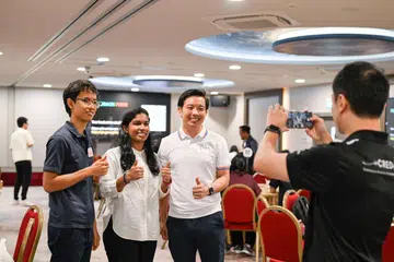 Menteri Negara (Kebudayaan, Masyarakat dan Belia), Encik Alvin Tan (kanan) berkata golongan muda boleh membantu membentuk budaya saling menghormati dan memahami.