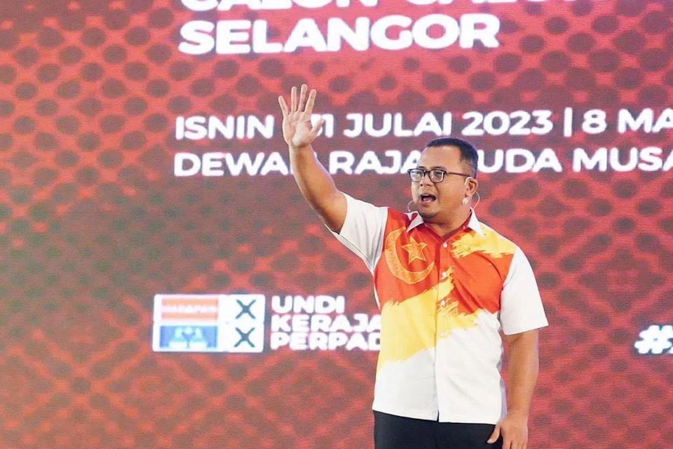 BENTANG MANIFESTO: Pengerusi Pakatan Harapan (PH) Selangor, Datuk Seri Amirudin Shari, membentangkan Tawaran Kita Selangor: 5 Tekad untuk 5 Tahun sebagai manifesto Pilihan Raya Negeri (PRN) Selangor. 