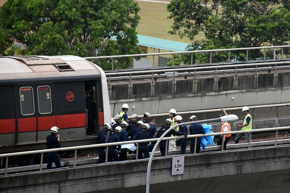 NAHAS RAGUT DUA PEKERJA SMRT: Berikutan dengan nahas di landasan kereta api dekat Stesen MRT Pasir Ris ini, SMRT menjalankan siasatan mengenai sebab berlakunya nahas tersebut. - Foto fail