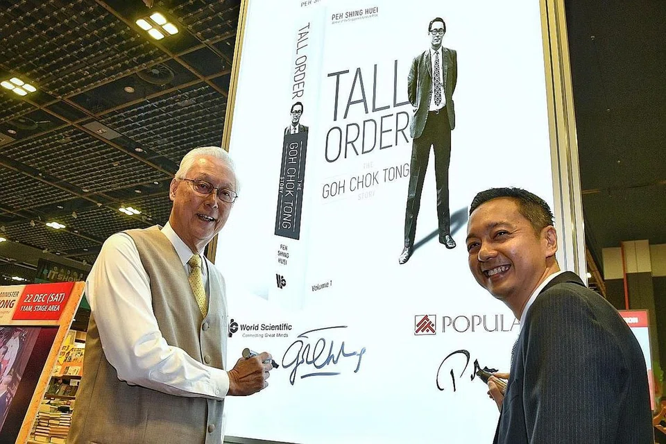 BUKU LARIS: Encik Goh (kiri) dan Encik Peh (kanan) menandatangani papan bercahaya di sesi dialog dan sesi menandatangan buku Tall Order: The Goh Chok Tong Story di Dewan Persidangan Suntec City, semalam. - Foto BM oleh CHONG JUN LIANG