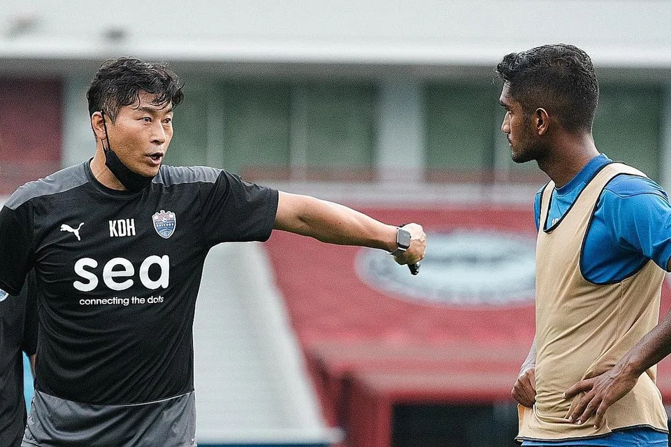 "Saya tidak sabar mulakan perjalanan pasukan bagi 2022. Dengan kehadiran Shin-wook dan Pedro, bersama pemain setempat lain yang telah menyertai kami, saya percaya kami akan menjadi lebih berkesan dalam mempertingkat bola sepak kami." - Jurulatih Lion City Sailors, Kim Do-hoon