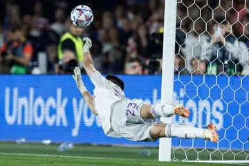 WIRA PASUKAN: Penjaga gawang, Unai Simon, menjadi wira Sepanyol selepas berjaya menyelamatkan tendangan penalti pemain Croatia, Bruno Petkovic. 