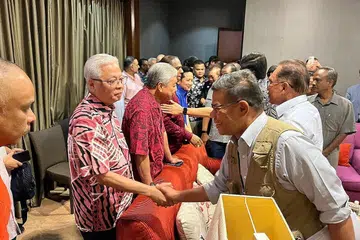 BINCANG BENTUK KERAJAAN: Pemimpin kanan Pakatan Harapan (PH) dan Barisan Nasional (BN) mengadakan pertemuan semalam untuk membincangkan teras utama kerjasama untuk membentuk kerajaan baru di Malaysia (gambar atas. Antara yang hadir ialah Datuk Seri Ismail Sabri Yaakob dan Presiden Umno Datuk Seri Ahmad Zahid Hamidi yang mewakili BN, serta dari PH ialah Datuk Seri Anwar Ibrahim (dua dari kanan) dan ketua setiausaha PH, Datuk Seri Saifuddin Nasution Ismail (tiga dari kanan). - Foto PAKATAN HARAPAN
