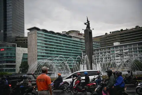 BANTU SYARIKAT: keadaan ekonomi yang merudum akibat pandemik Covid-19 menyebabkan kebanyakan syarikat terpaksa membatalkan atau menangguhkan pembayaran bonus tahunan, yang juga disebut sebagai Tunjangan Hari Raya (THR).