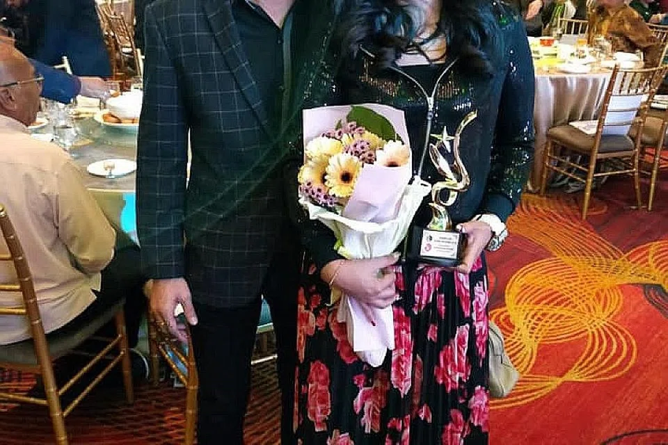 IBU TELADAN MUDA: Cik Ju Ann Thong bersama suaminya Encik Brian Lim. Cik Thong merupakan penerima sulung dalam kategori baru Anugerah Ibu Teladan Muda yang diperkenalkan tahun ini. - Foto ihsan JU ANN THONG