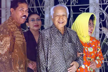 Gambar bertarikh 3 Mei 2006 menunjukkan mantan Presiden Indonesia, Encik Suharto (tengah), diiringi anak perempuannya, Cik Tutu (kanan), di Jakarta.