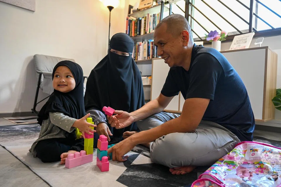PENGORBANAN: (Dari kanan) Encik Abdul Rahman Abdul Rahim dan Cik Siti Abdillah Mohamed bersama anak mereka, Sumayyah Abdul Rahman, diiktiraf Anugerah Penjaga Inspirasi oleh SingHealth baru-baru ini.