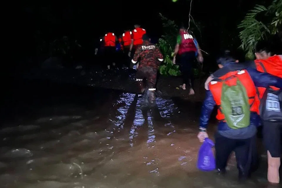Sebahagian mangsa yang terselamat dalam tragedi kepala air di Lembah Maksina, Makuau, Tungku, Lahad Datu, Sabah. Setakat ini tiga dilaporkan lemas dalam kejadian itu. 
