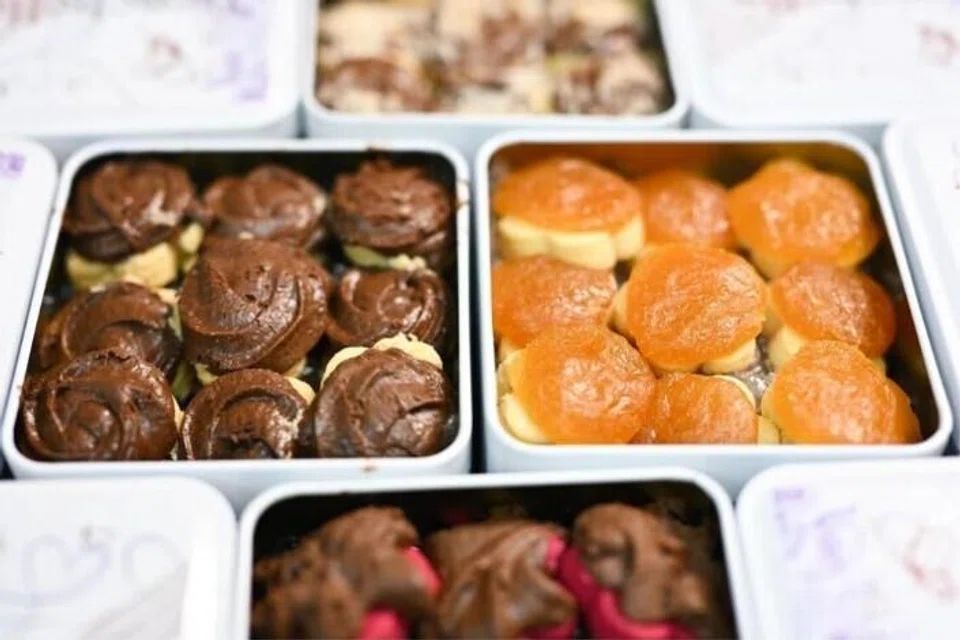 Cik Nur Syafawani menjual sekitar 500 tin tart Frenchella istimewanya di TikTok Shop dalam tempoh seminggu secara purata. Setiap tin mengandungi 23 biji dan dijual pada harga bermula $23 sekotak.