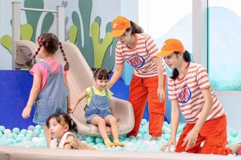 Kids Club seluas 455 meter persegi yang dilengkapi pelbagai zon permainan interaktif, serta petugas penjagaan untuk memastikan keselamatan kanak-kanak.